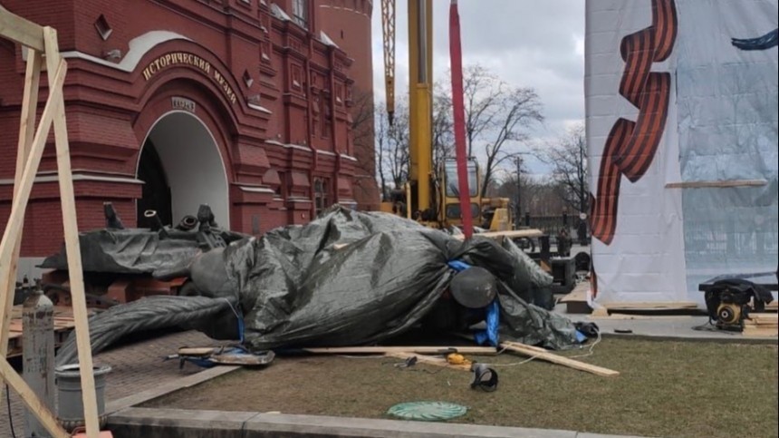 Старый памятник жукову на манежной площади