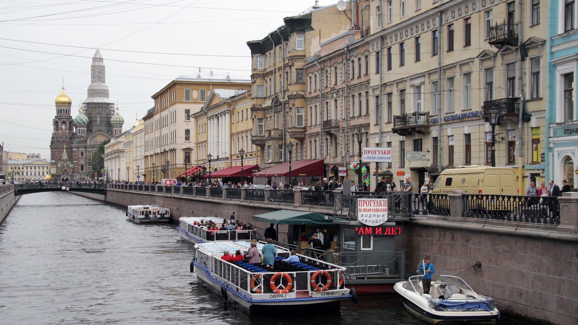 Петербуржцев ждет жаркий понедельник